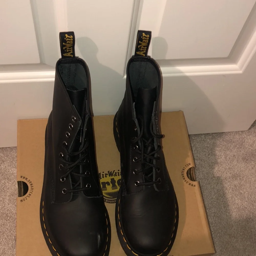 Women’s Black Doc Martens Lace-up Boots - Picture 4 of 10